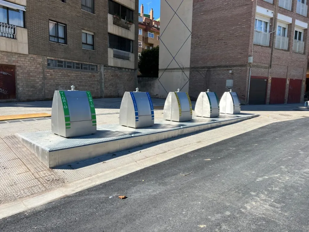 Contenedores soterrados de campana en zona verde, guía para comunidades.