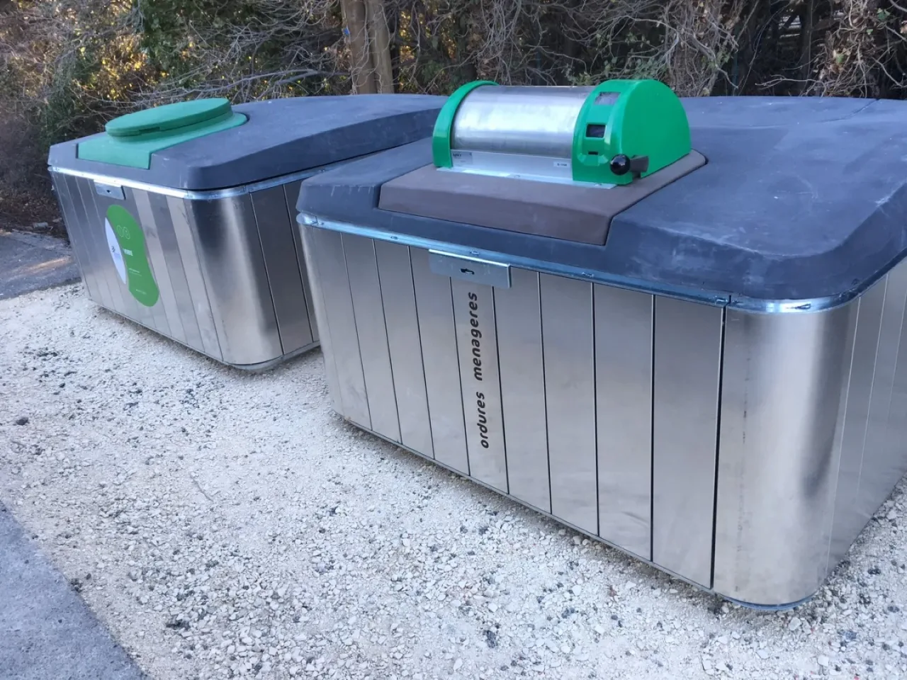 Isola ecologica con torrino e componenti smart per accesso e monitoraggio