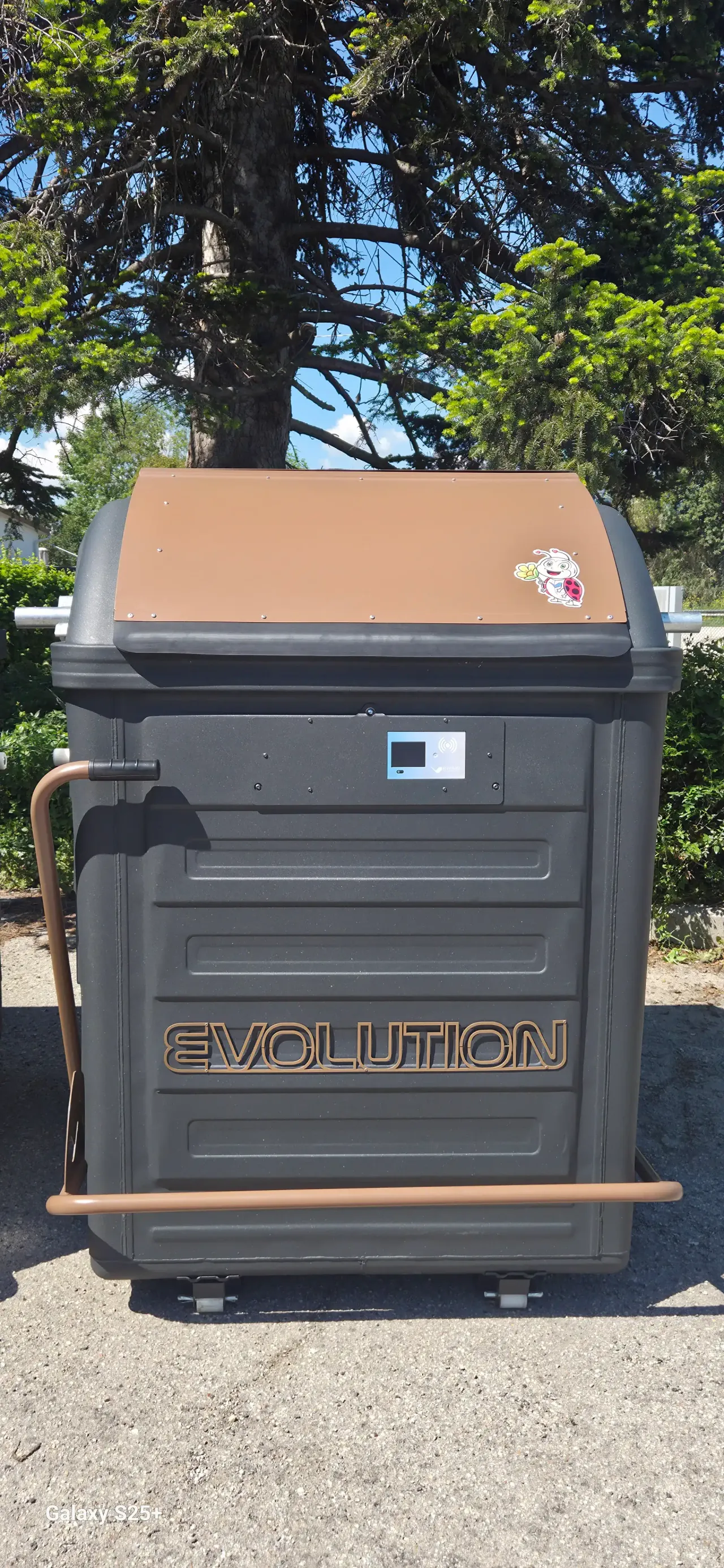 Cassonetto Vetroplast Evolution 2000 in area di raccolta
