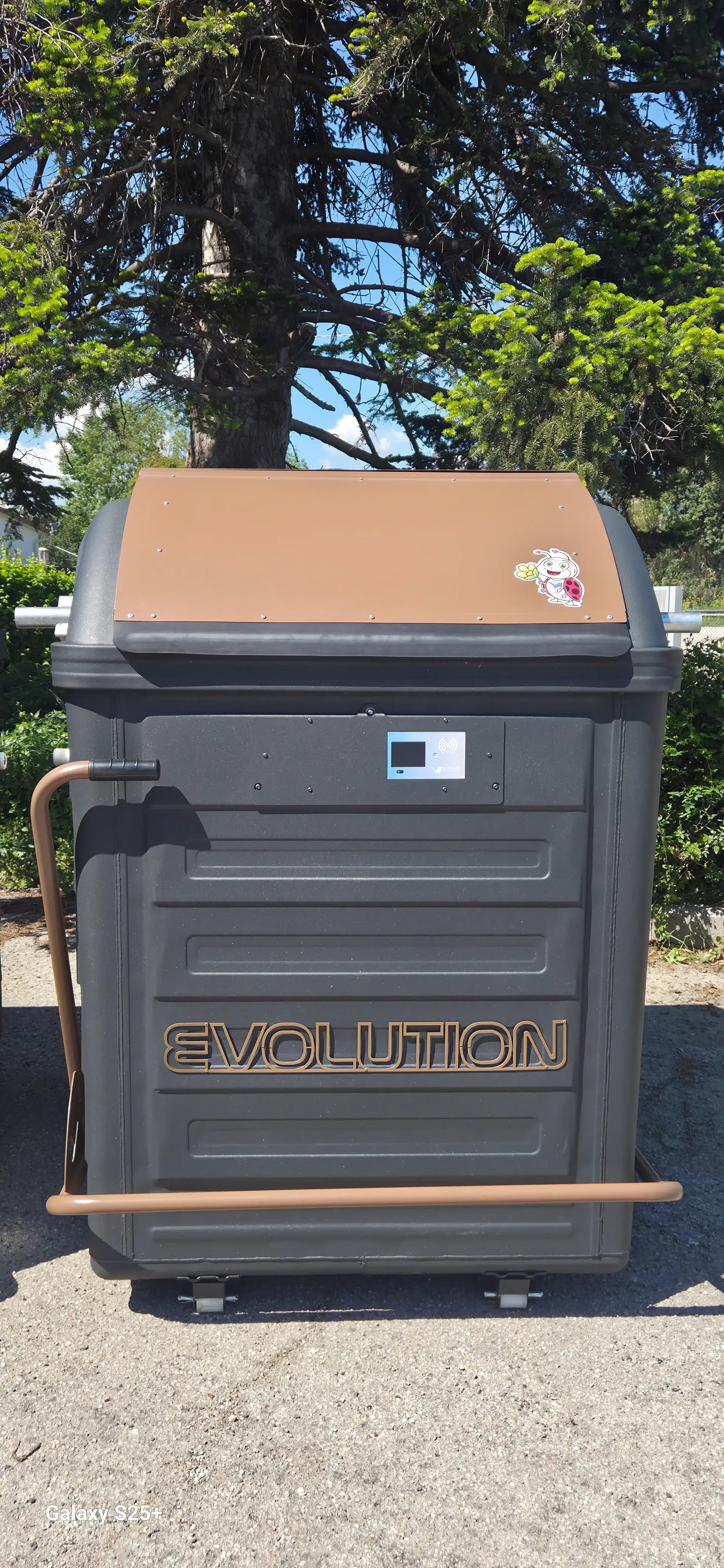 Cassonetto Vetroplast Evolution 2000 in area di raccolta