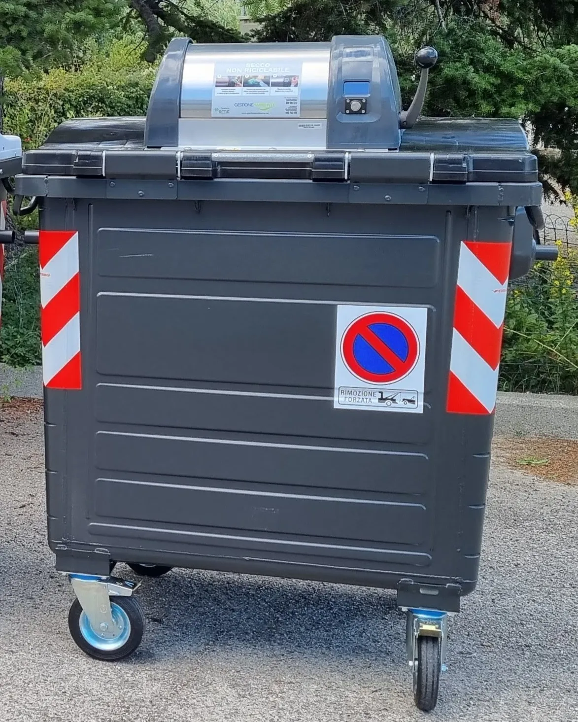 Dettaglio coperchio e bocchetta su cassonetto Genesi Vetroplast