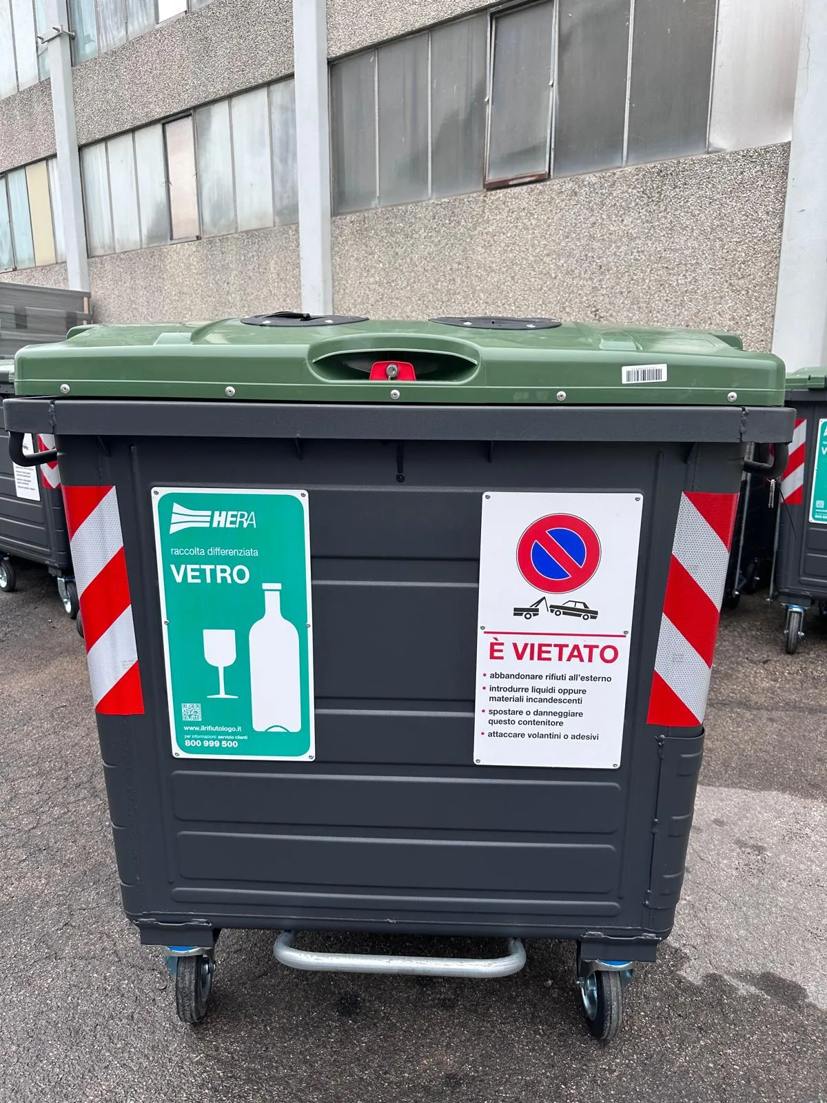 Cassonetto Genesi 1100 Vetroplast in servizio
