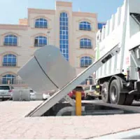 Scissor opening of hydraulic platforms for stationary bins