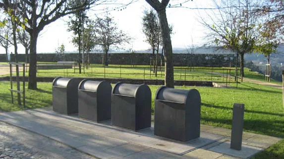 Underground recycling islands with hydraulic platform