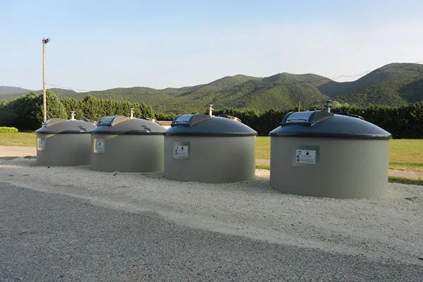 Contenitori seminterrati in cemento e acciaio, con base circolare