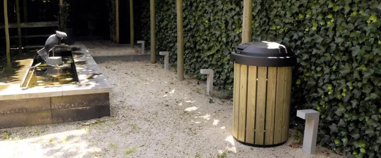 Semi-underground 200 L and 300 L litter bins, ideal for beaches and adaptable to any setting, with wood, recycled plastic and aluminium lids.