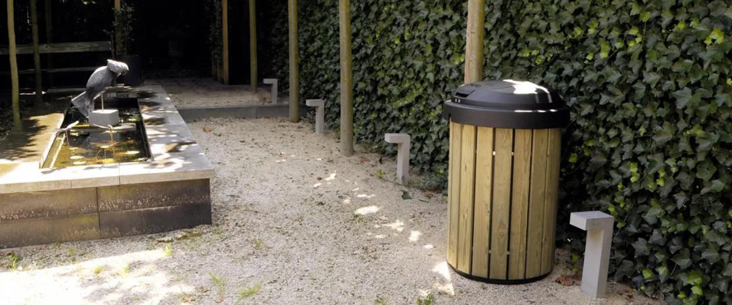 Cestini seminterrati da 200 L e 300 L, ideali per le spiagge e adattabili in ogni contesto, grazie alle coperture in legno, plastica riciclata e alluminio.