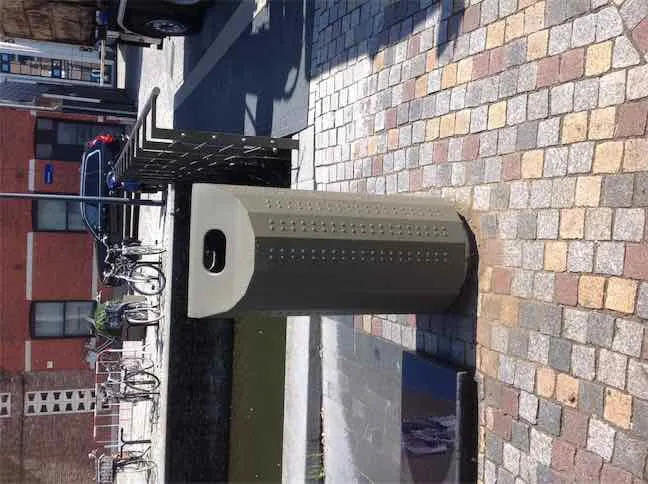 Traflux Pillar de 200 litros en entorno urbano