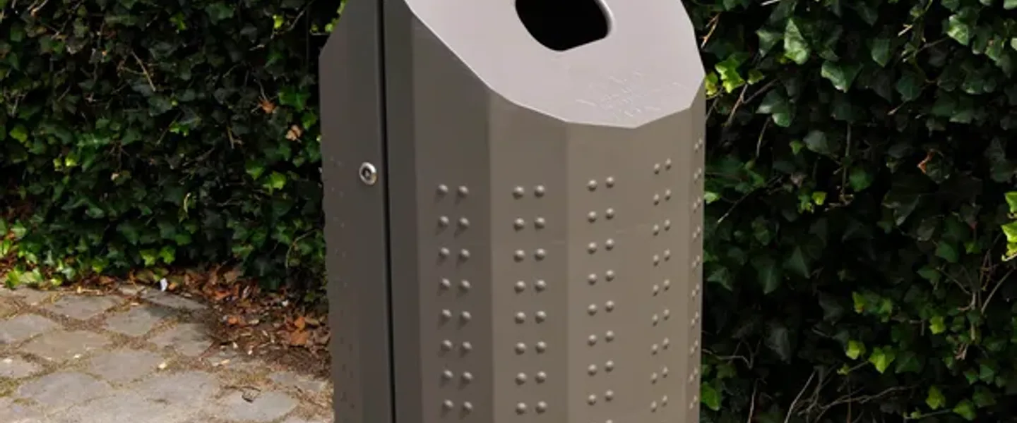 Traflux Pillar en espacio público con acabado paisajístico