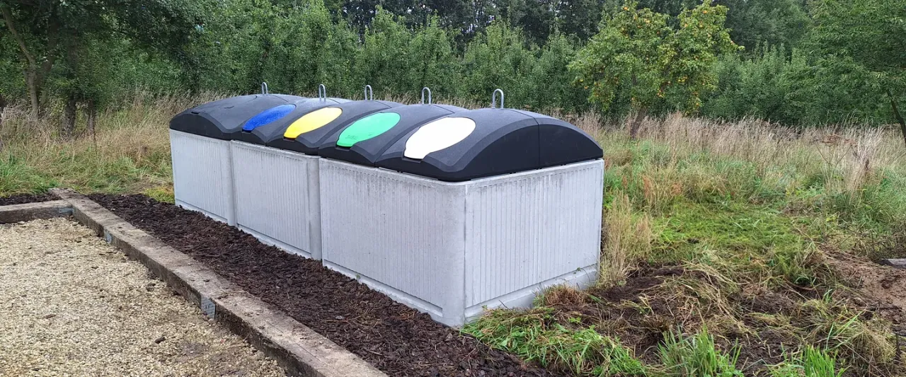 Installazione RBin Traflux con cassero in cemento e cupole per raccolta differenziata